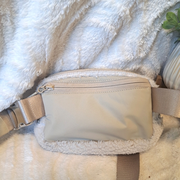 Lululemon Everywhere Belt Bag Sherpa Fleece Natural Ivory Trench Excellent UC! - Picture 6 of 16